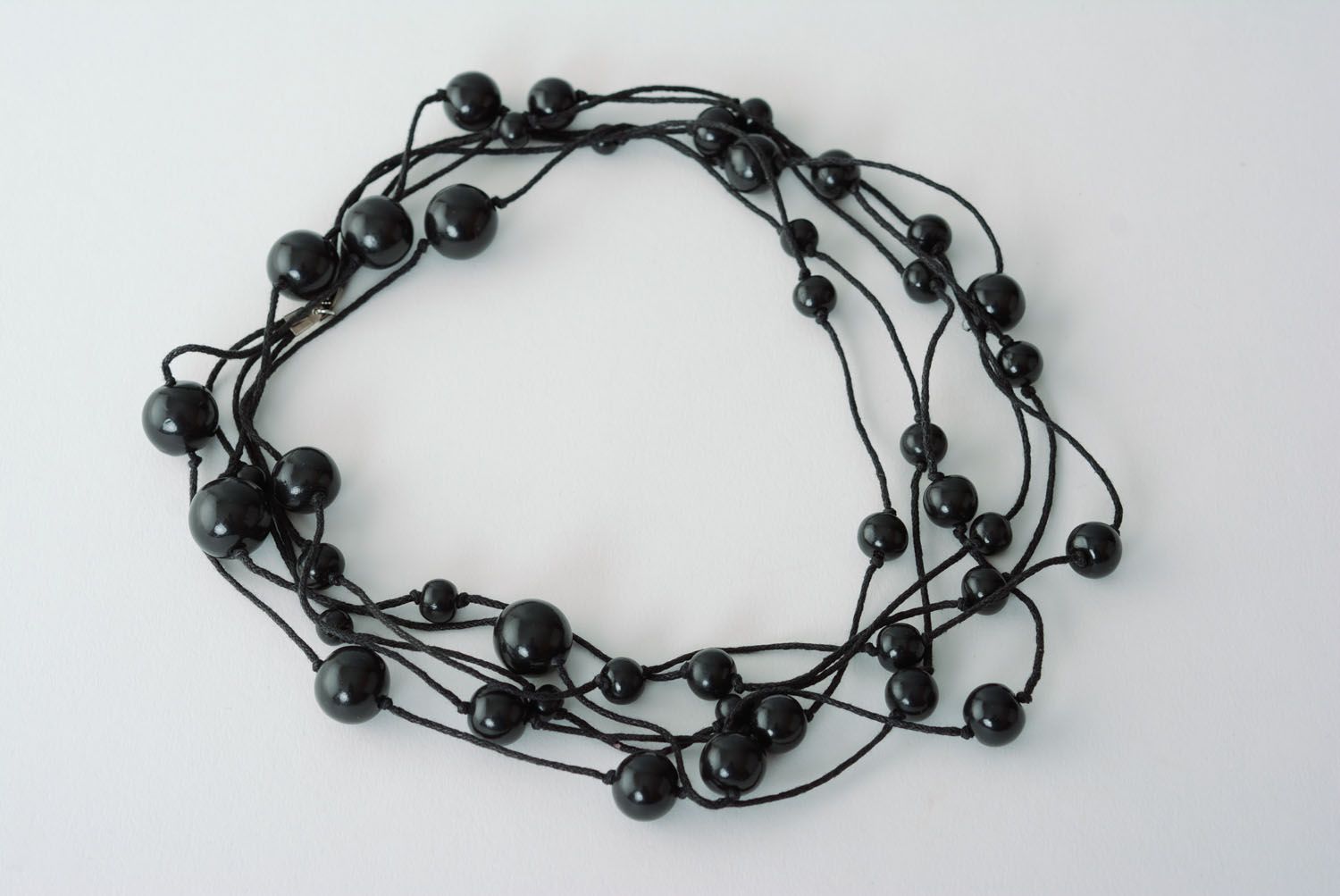 Schwarze Halskette aus Polymerton  foto 3