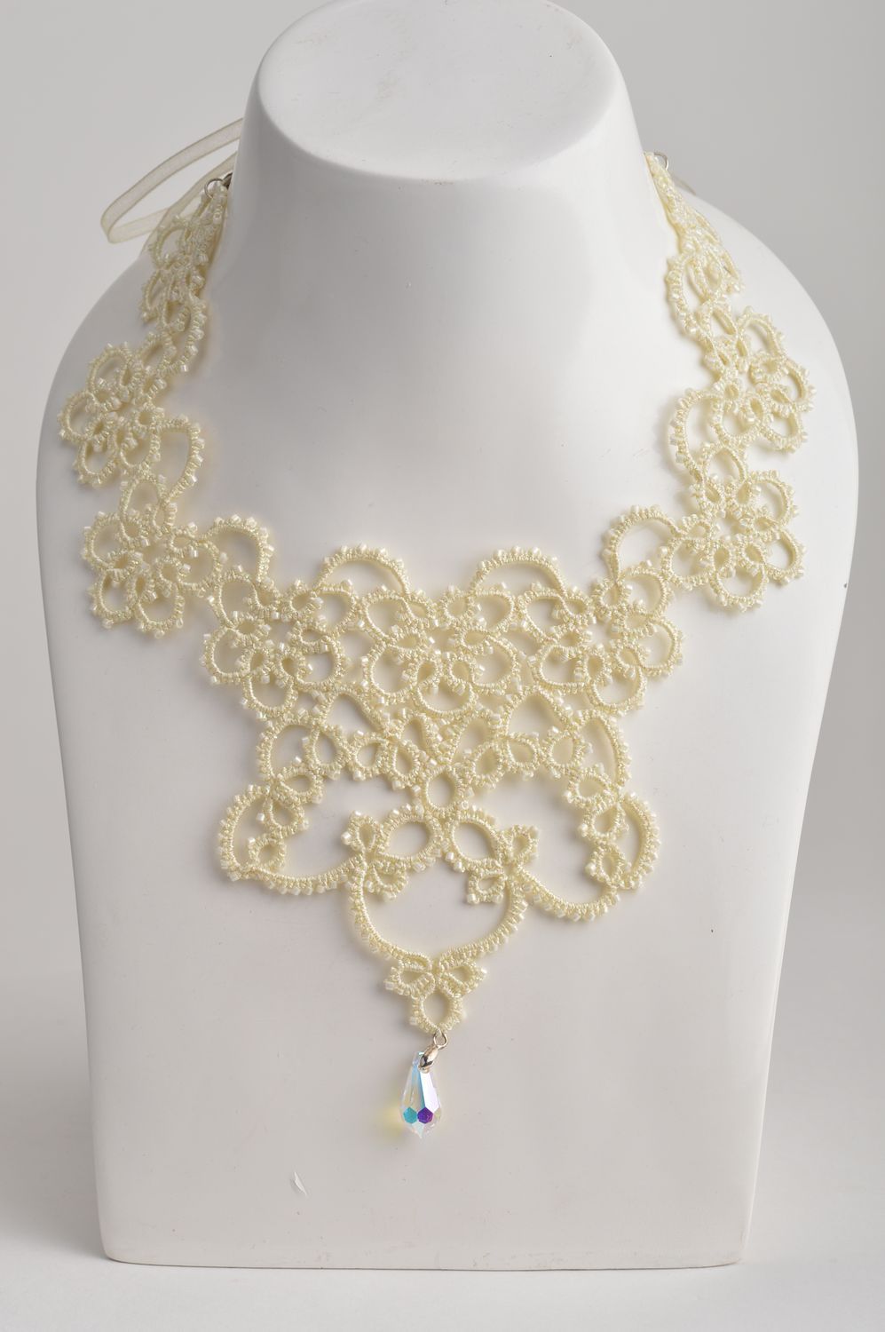 Mitones collar y pendientes artesanales blancos para novia en técnica frivolité foto 3