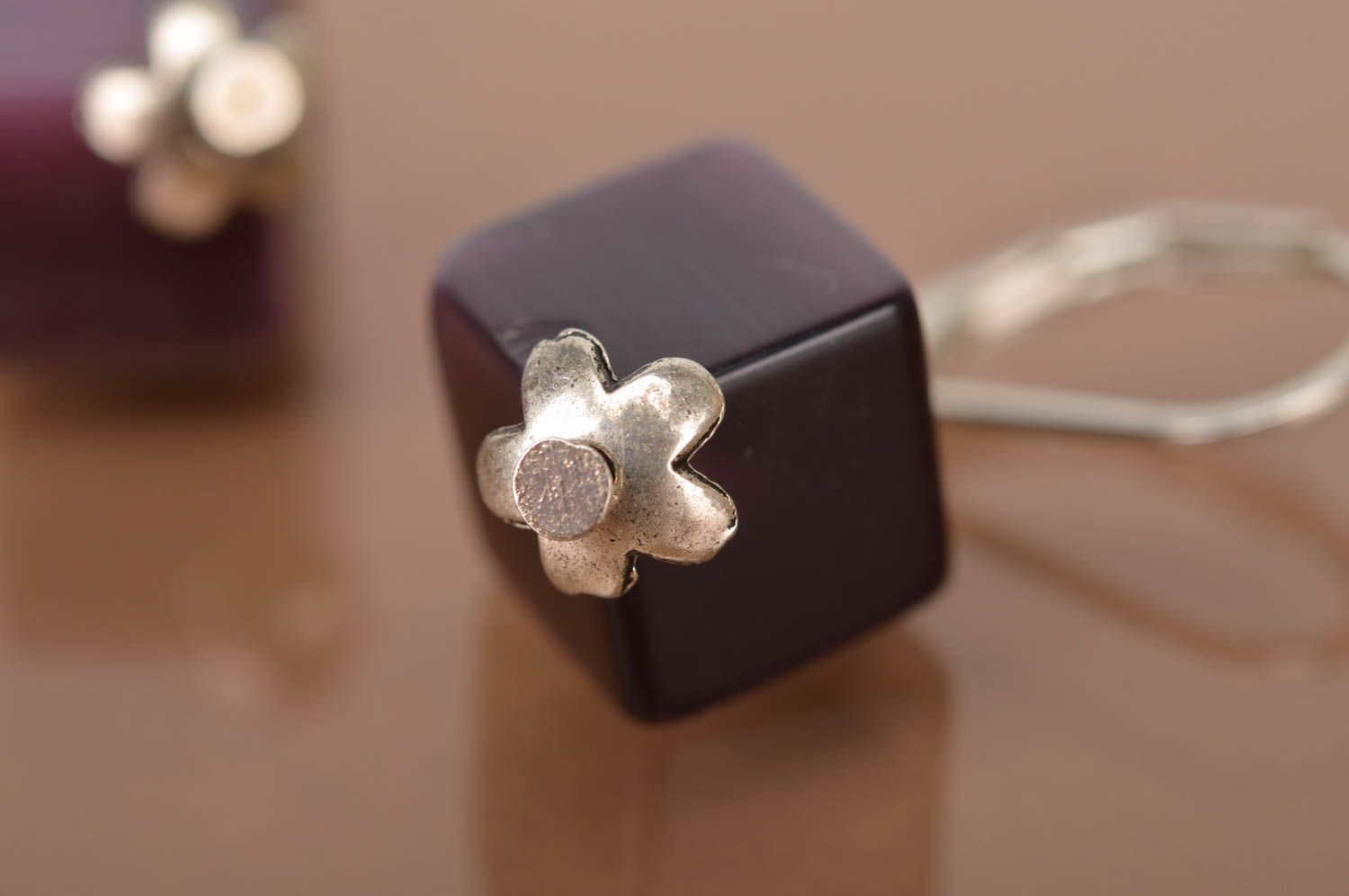 Boucles d'oreilles pendantes Bijoux fait main Cadeau pour femme cubes violettes photo 5