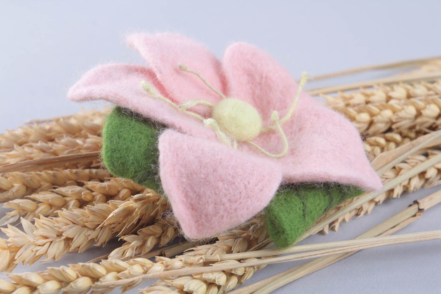 Broche-flor original de lã em técnica de feltragem acessório feminino feito à mão   foto 1