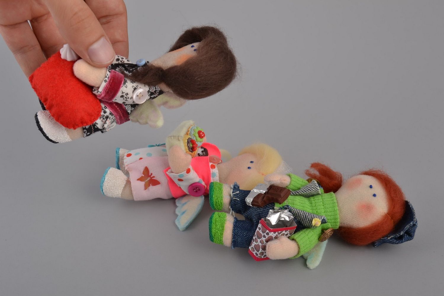 Набор кукол из фетра мягкие интерьерные игрушки ручной работы 3 штуки авторские фото 5