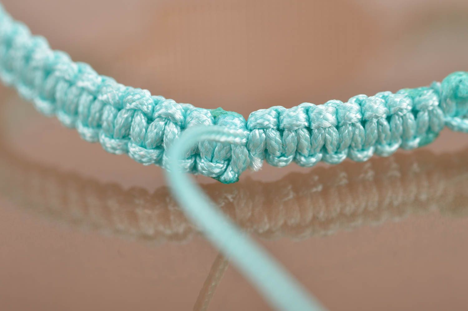 Pulsera artesanal trenzada de hilos de seda con inserción azul clara estrecha foto 4