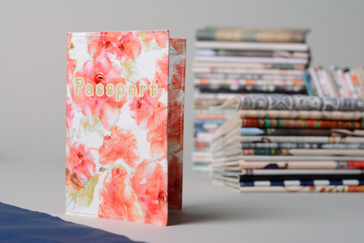 Funda de pasaporte con estampado floral hecha a mano  foto 1