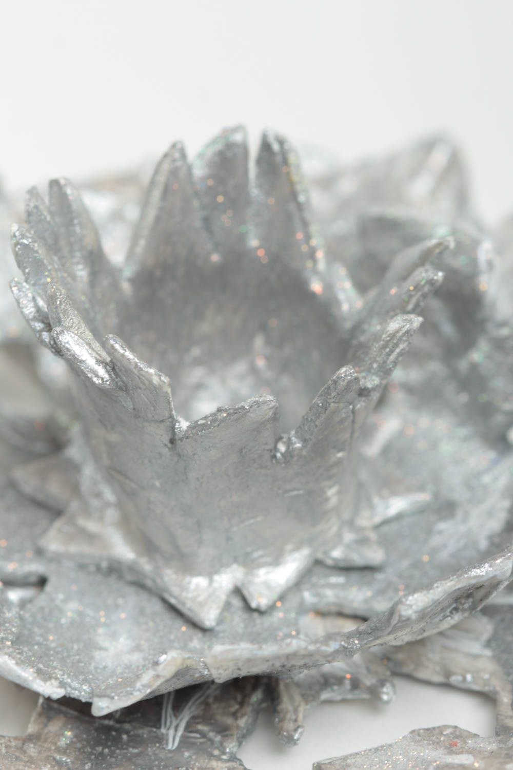 Серебристый подсвечник из полимерной глины в виде снежинки ручной работы фото 3