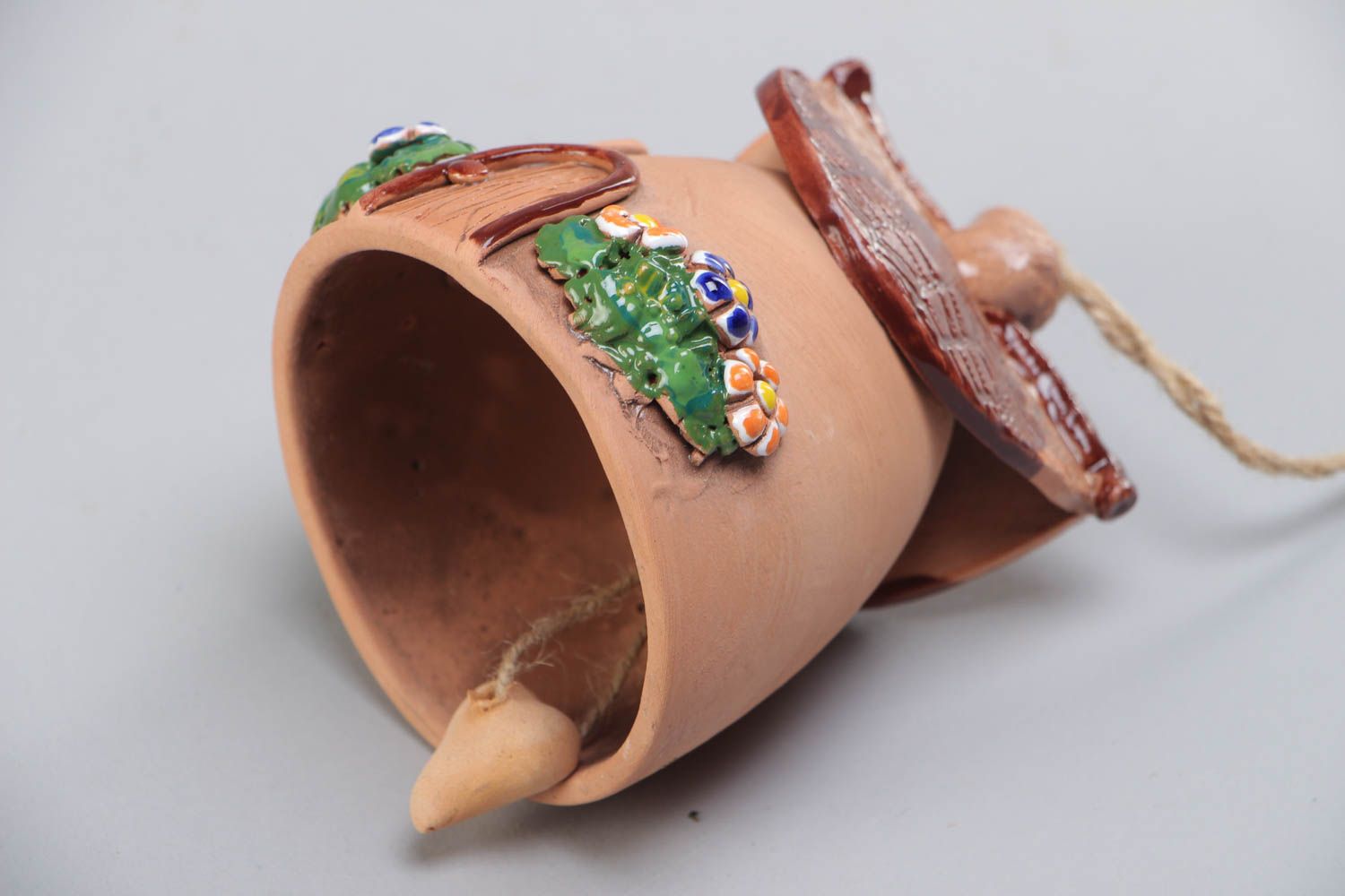 Глиняный колокольчик в виде домика лепной ручной работы расписанный акрилом фото 4