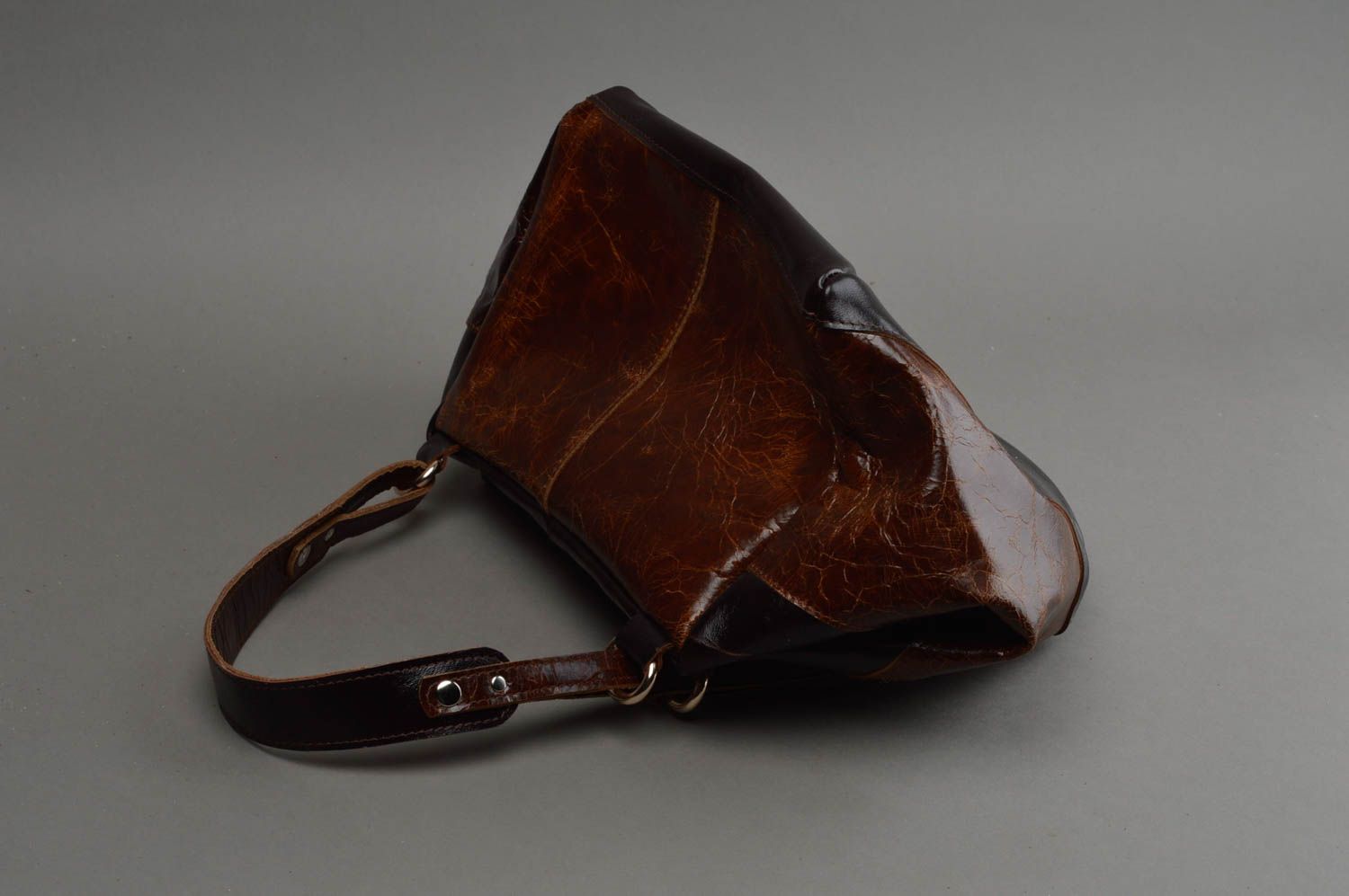 Авторская сумка ручной работы из натуральной кожи коричневая с ручками фото 3