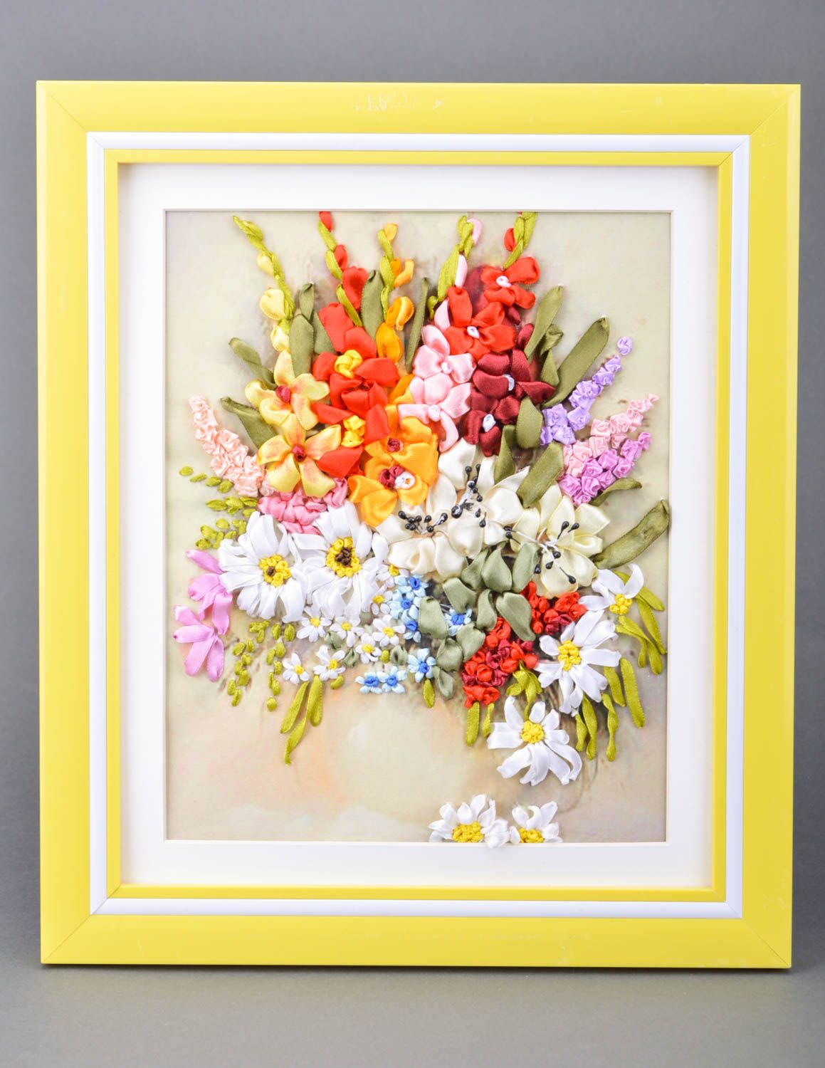 Tableau de fleurs en rubans de satin multicolore cadre jaune fait main photo 2