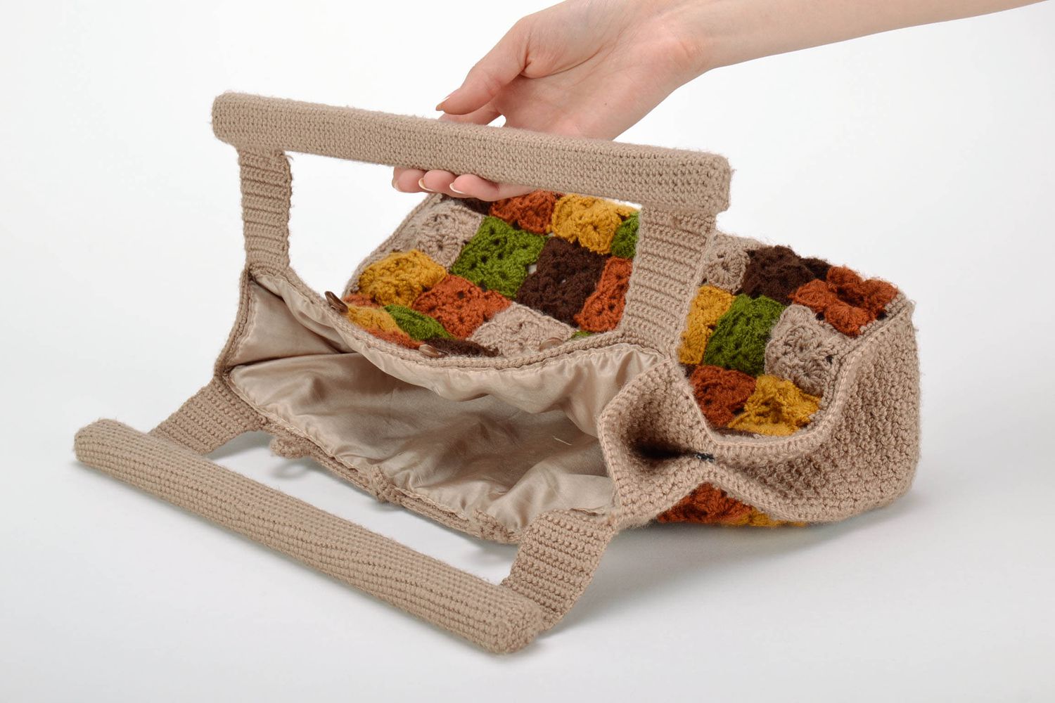 Knitted bag with wooden handles photo 5