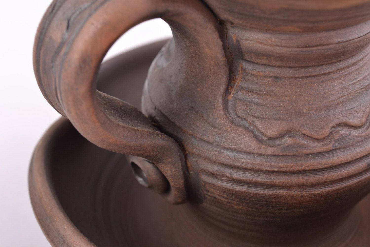 Candelero de arcilla hecho a mano para una vela marrón foto 4