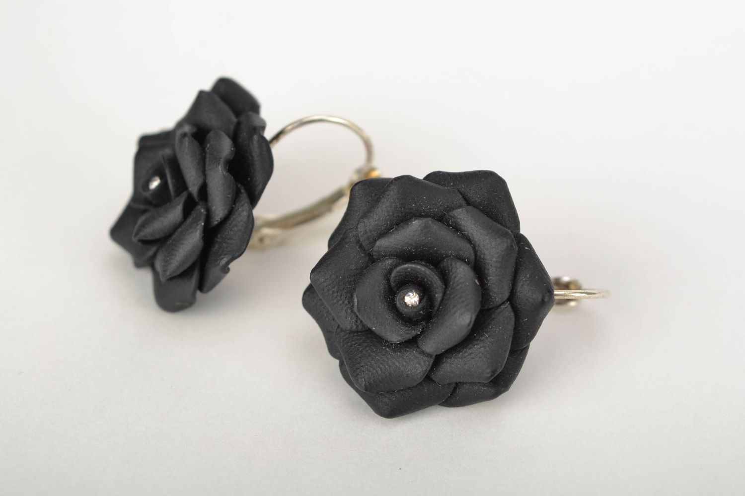 Pendientes artesanales con rosas negras de arcilla polimérica foto 3