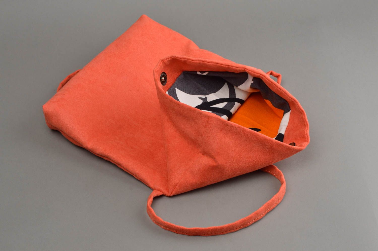 Petit sac pour femme en suède artificiel fait main pliable de couleur corail photo 3
