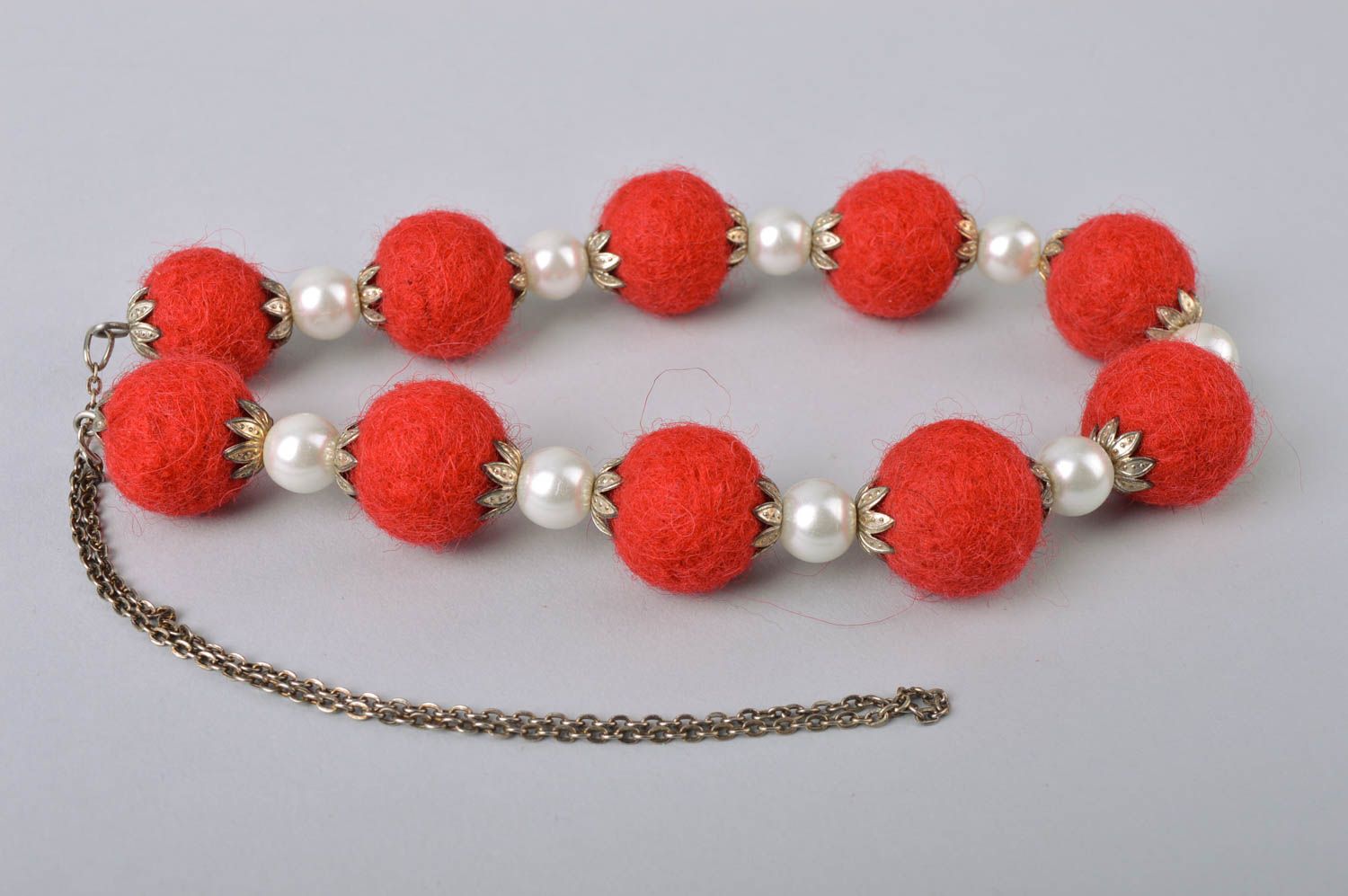 Collar original hecho a mano de fieltro rojo artesanal con perlas artificiales foto 5