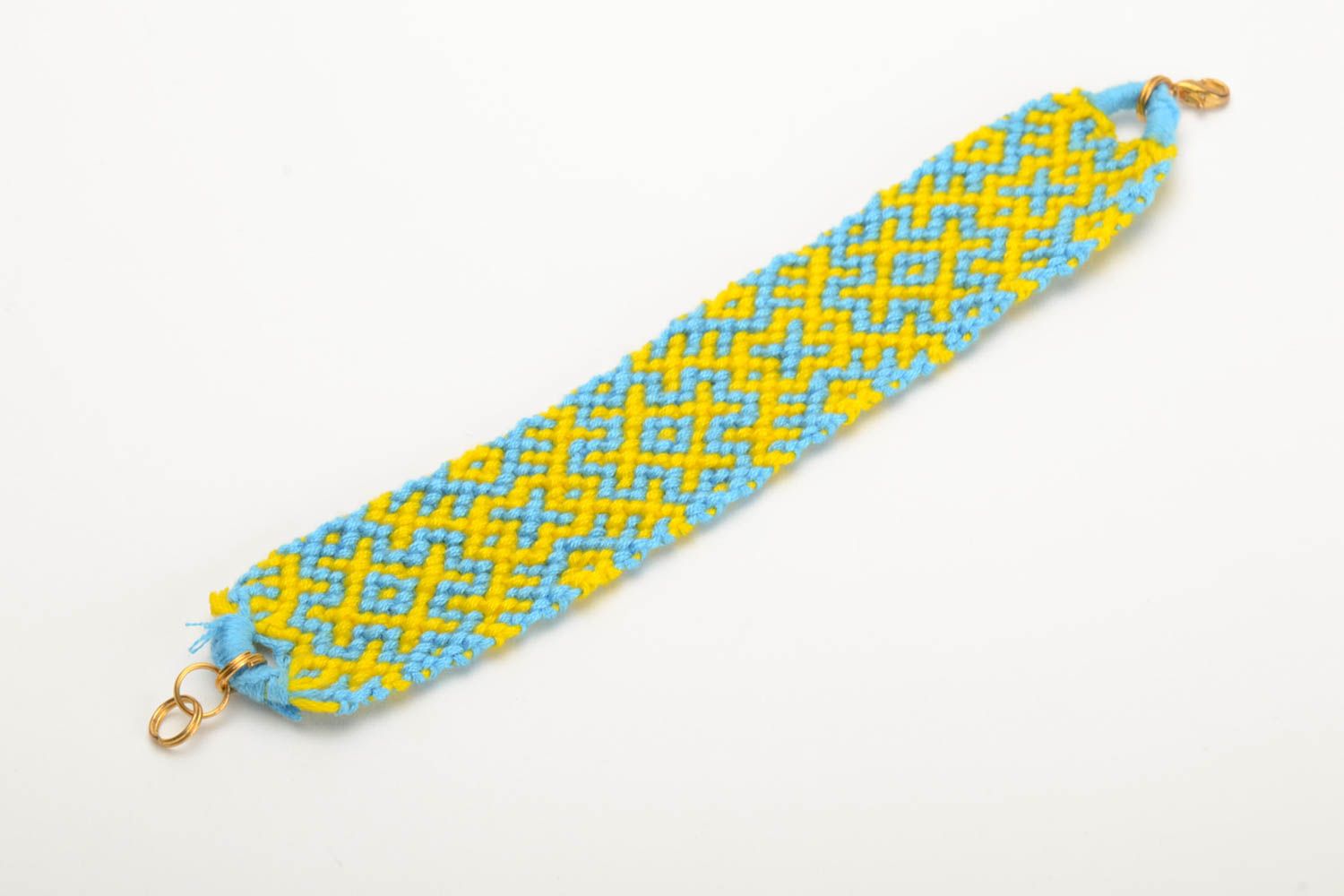 Плетеный браслет из ниток мулине ручной работы широкий красивый желто-голубой фото 4
