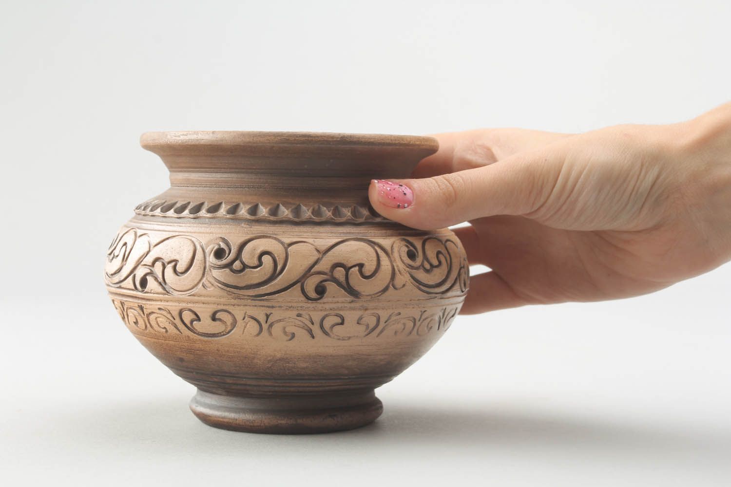 5,5 inches ceramic handmade pot with hand-carved pattern in classic style 0,7 lb photo 2