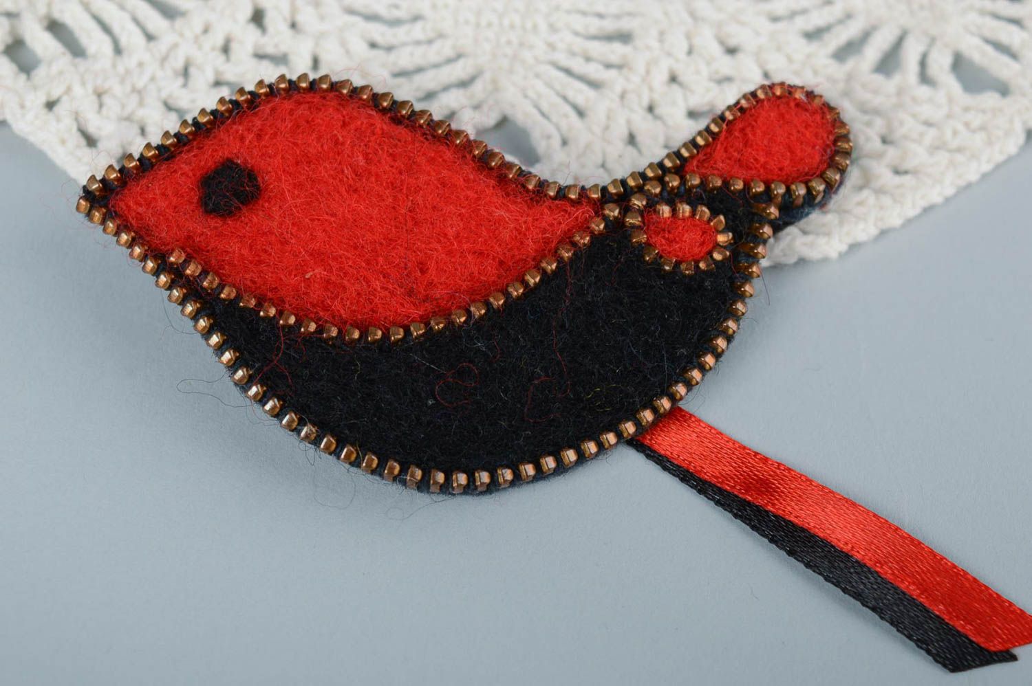 Broche oiseau noir rouge Bijou fait main Cadeau femme en laine feutrée originale photo 1