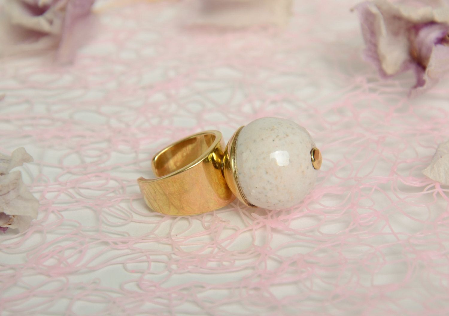 Handgemachter weißer Keramik Ring mit Messingbasis goldene Farbe für Frauen foto 1