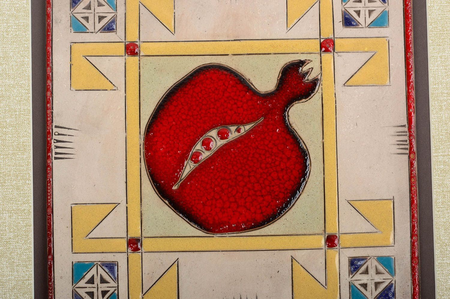 Décoration murale carrée en céramique encadrée faite main pour cuisine Grenade photo 3