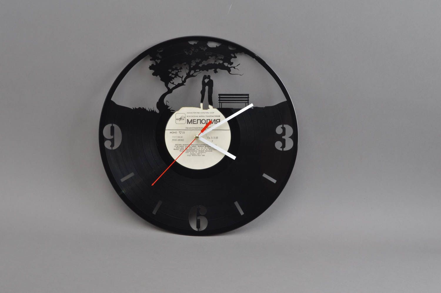 Черные часы из акрилового стекла ручной работы круглой формы оригинальные фото 3
