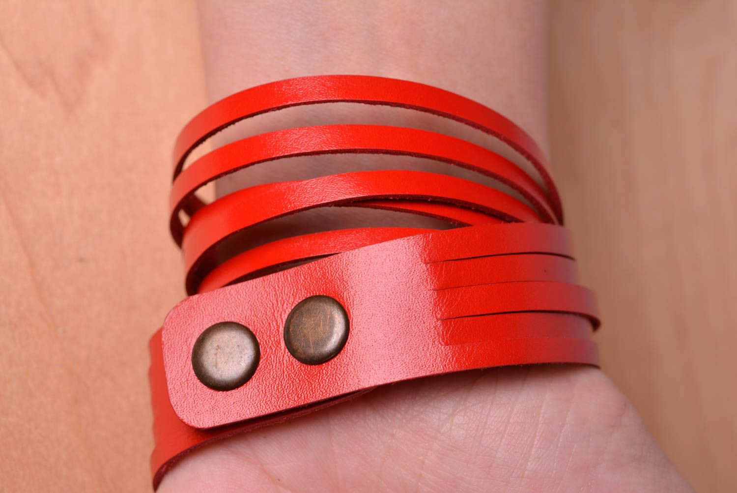 Bracelet cuir Bijou fait main multirang rouge design insolite Accessoire femme photo 5