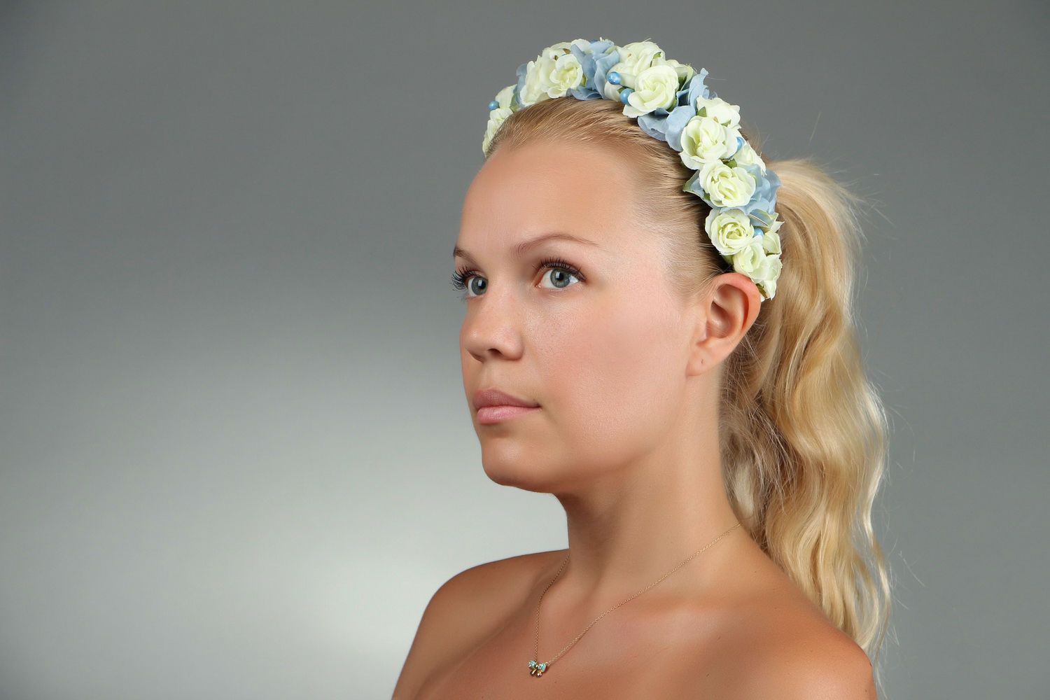 Headband with blue and white flowers photo 1