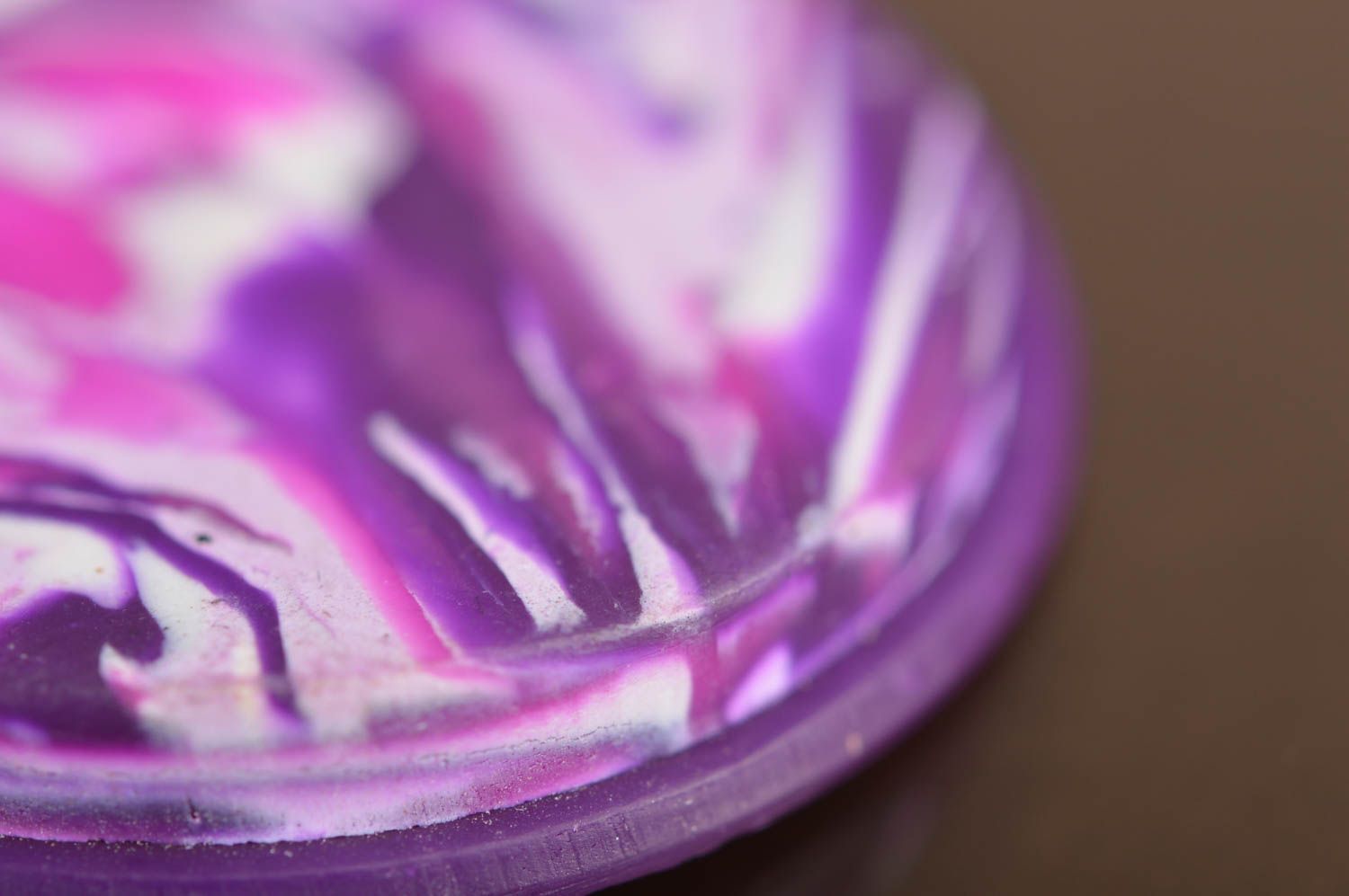 Belles boucles d'oreilles violettes pendantes faites main en pâte polymère photo 5
