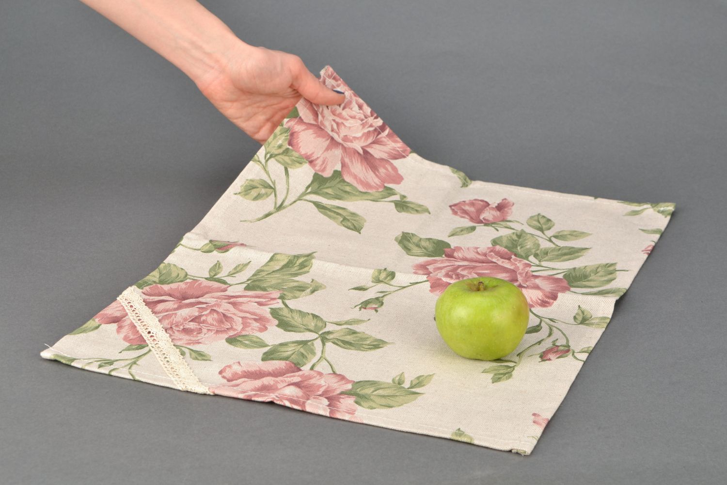 Decorative napkin with rose print made of cotton and polyamide photo 2