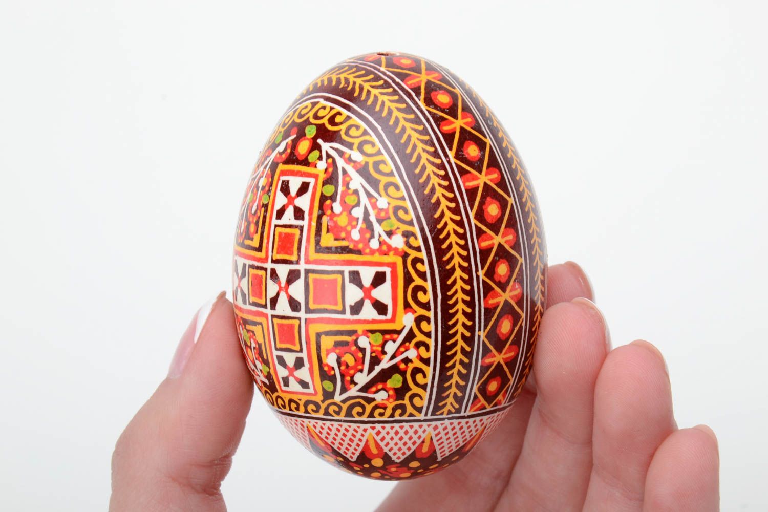 Huevo de gallina de Pascua pintado en la técnica de encerado festivo artesanal  foto 5