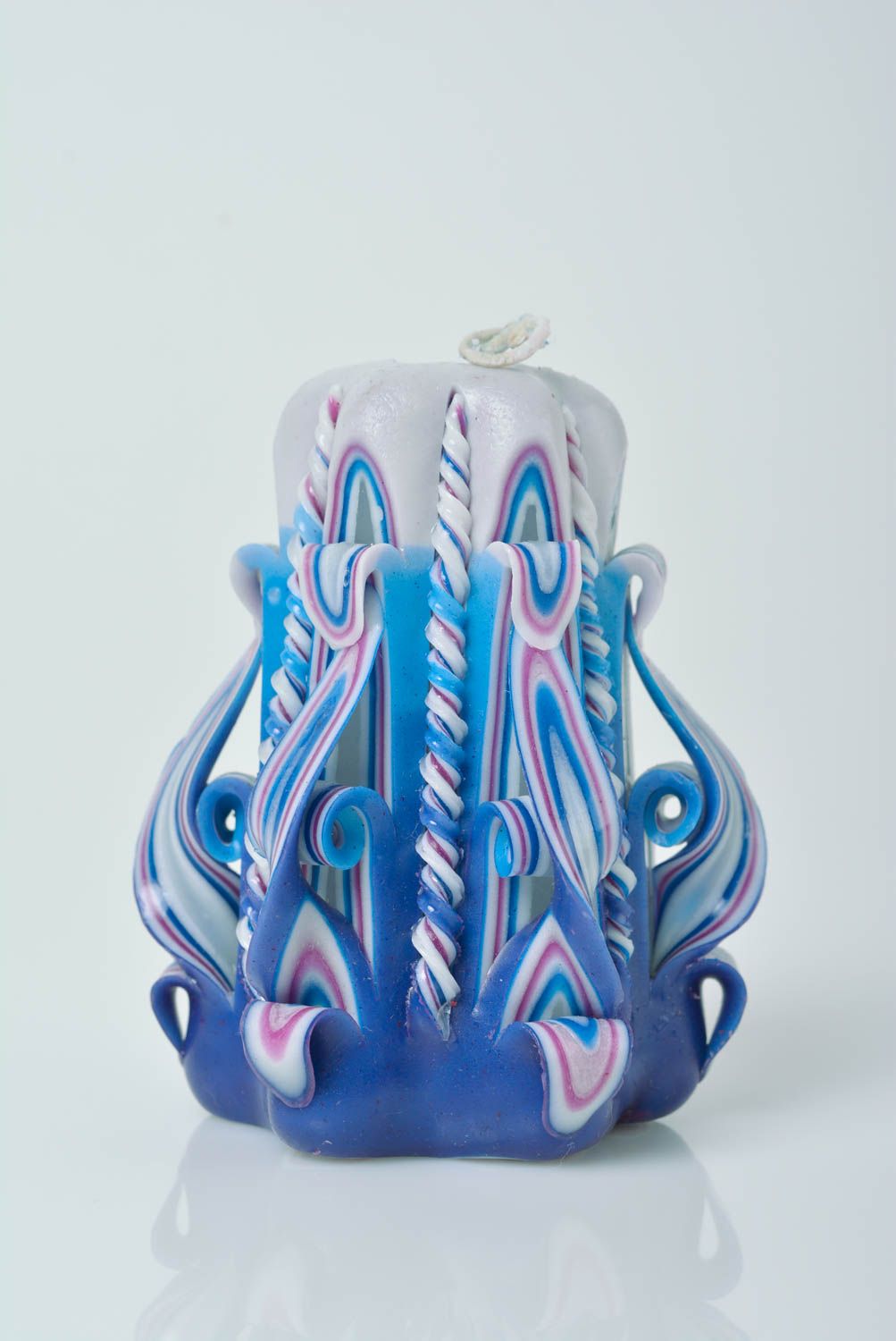 Синяя парафиновая свеча вручную вырезанная ажурная оригинальная для декора фото 1