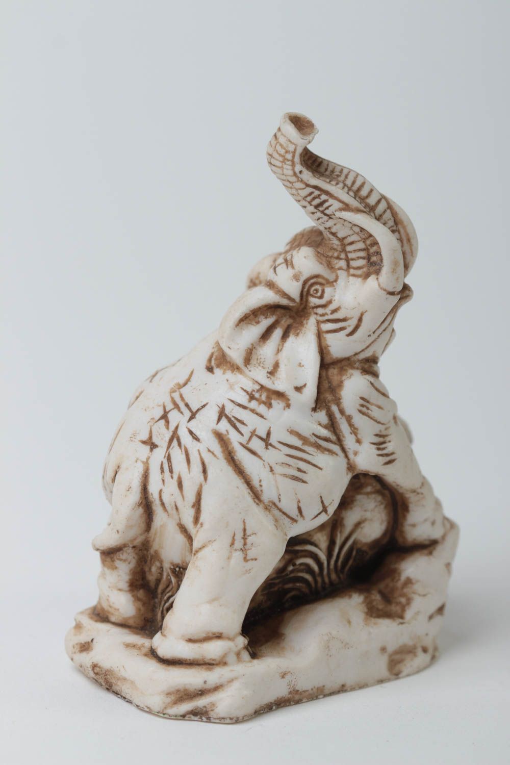 Маленькая статуэтка из полимерной глины в виде слона белая ручной работы фото 2