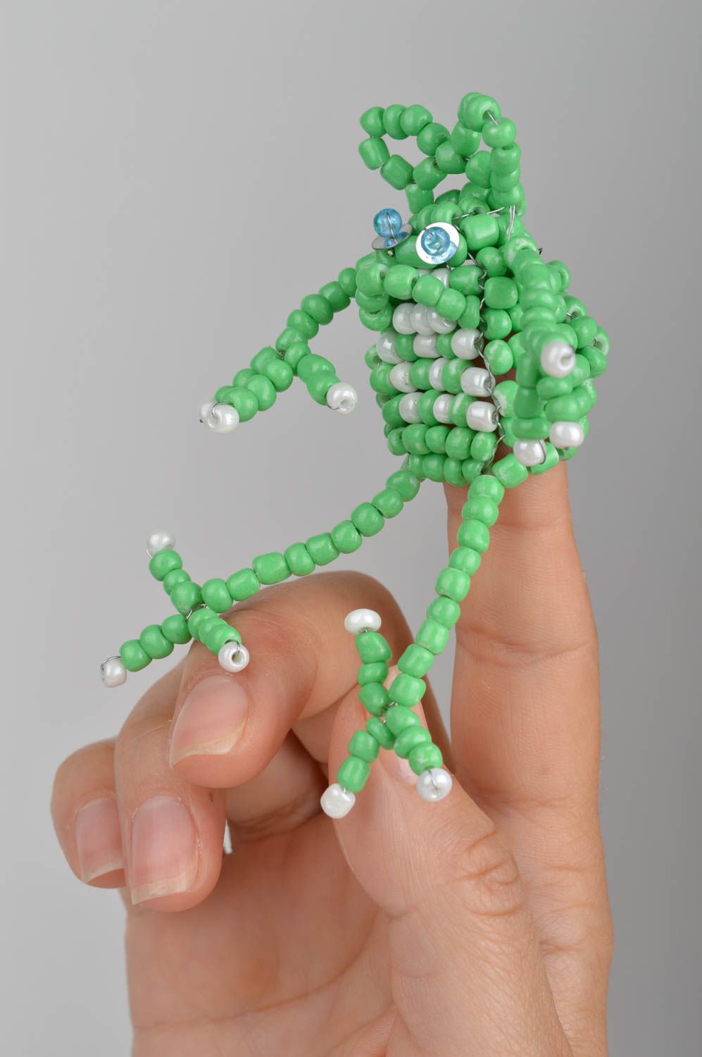 Marionnette à doigts en perles de rocaille en forme de grenouille faite main photo 1