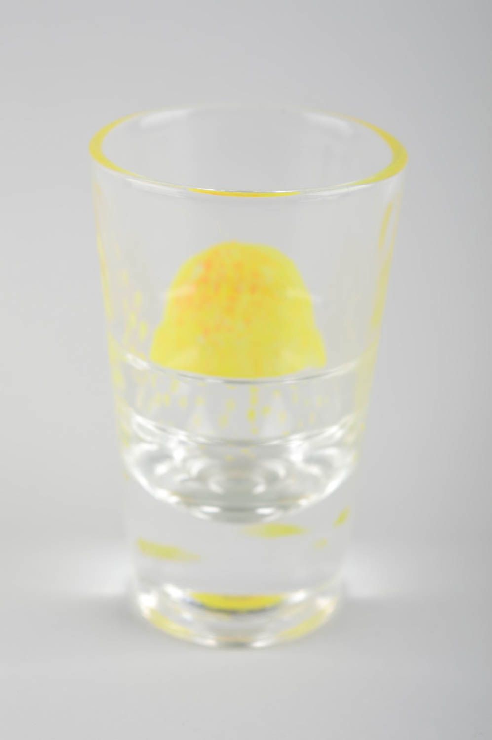 Petit Verre shooter fait main avec peinture jaune Vaisselle en verre design photo 3