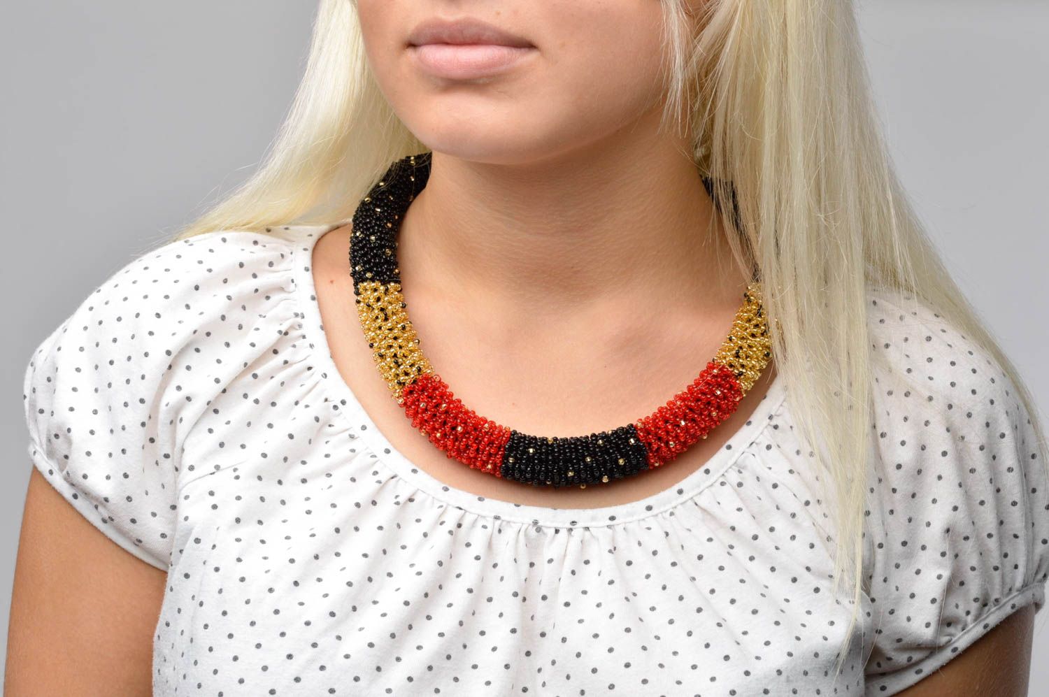 Collana di perline fatta a mano bigiotteria da donna in colore rosso nero giallo foto 3