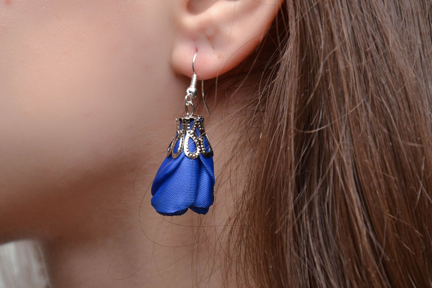 Boucles d'oreilles en rubans de satin bleues photo 2