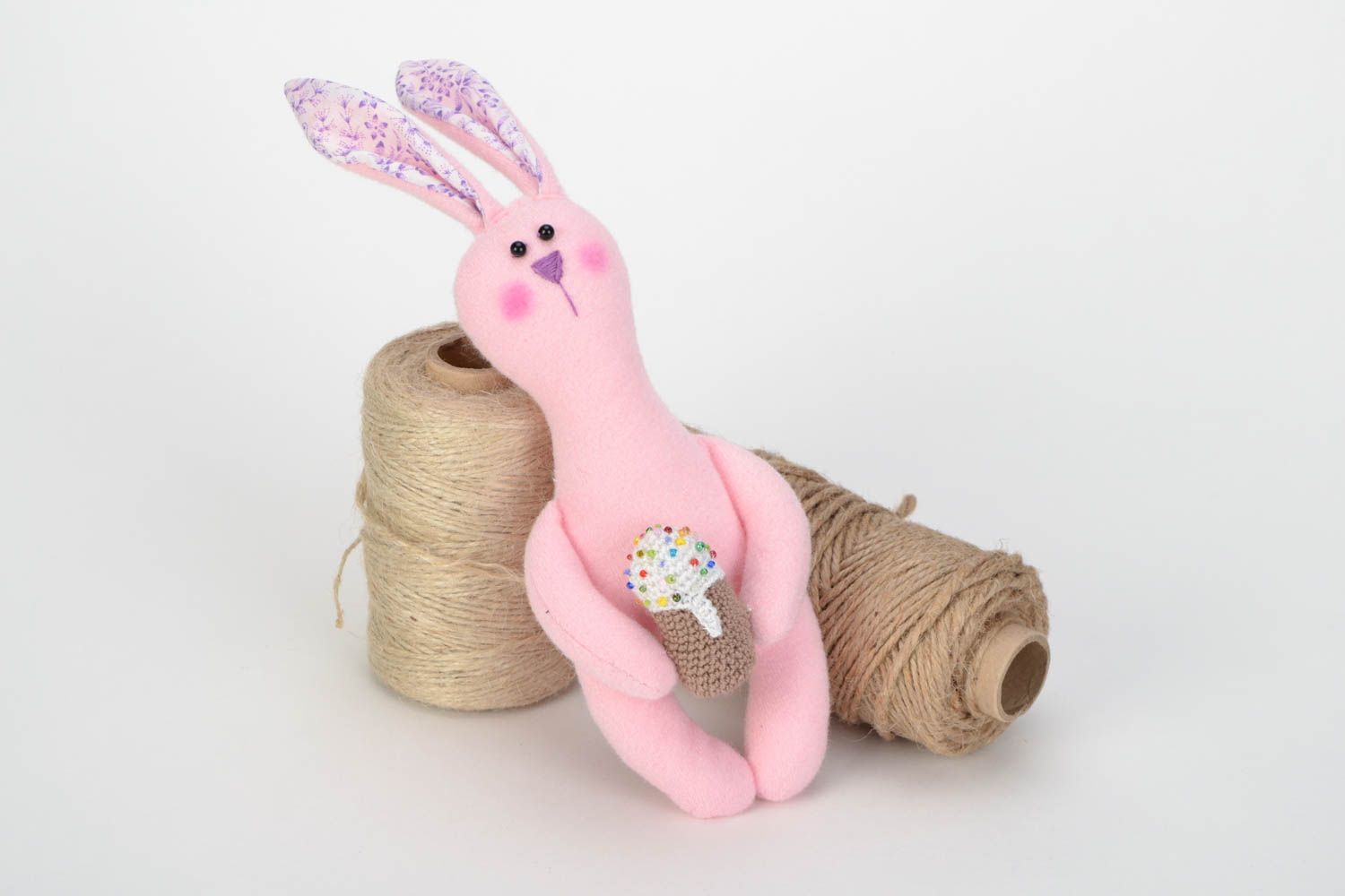 Petit lapin de Pâques en tissu rose avec gâteau fait main décor original photo 1