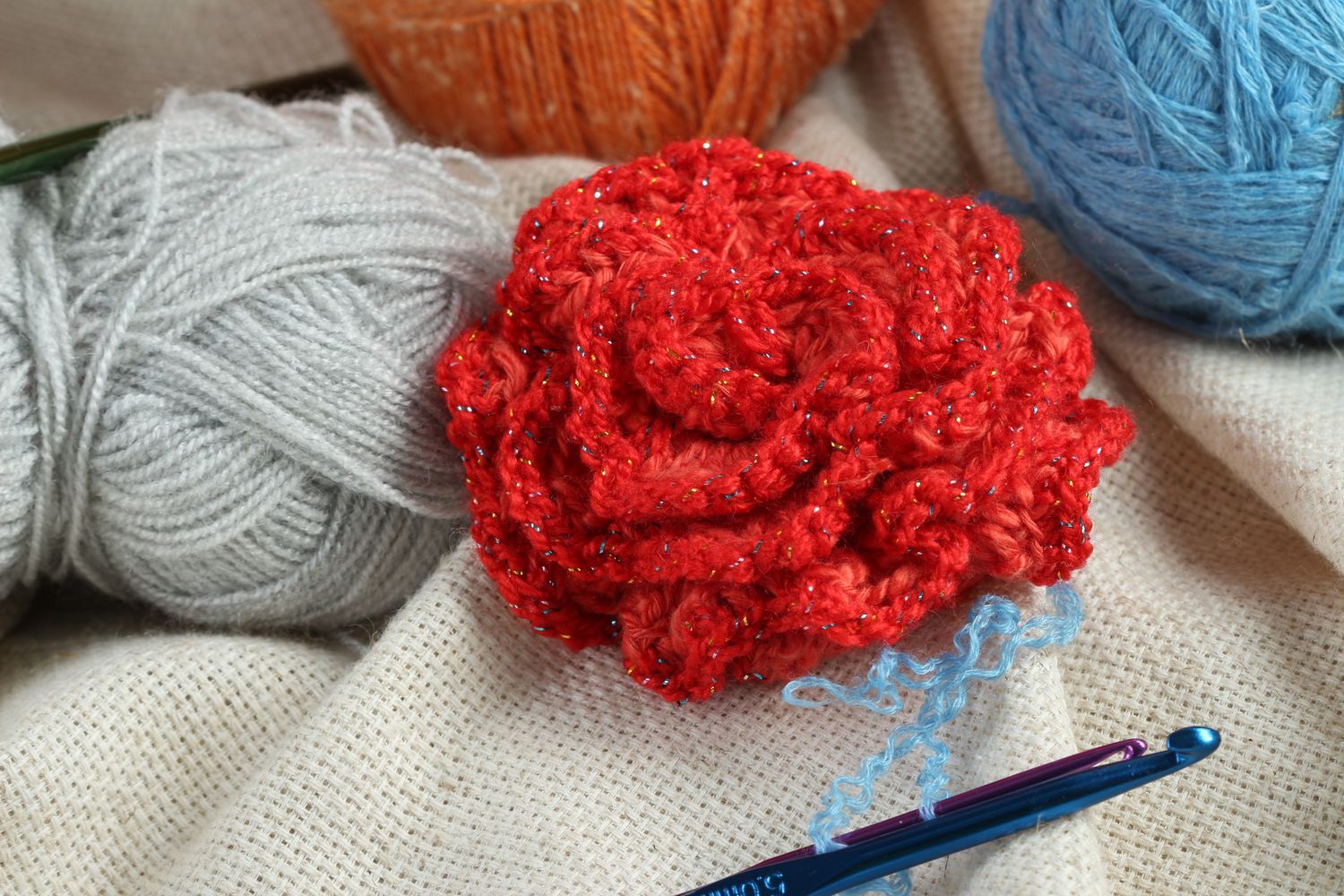 Accesorio para hacer bisutería flor tejida al crochet artesanal regalo original foto 1