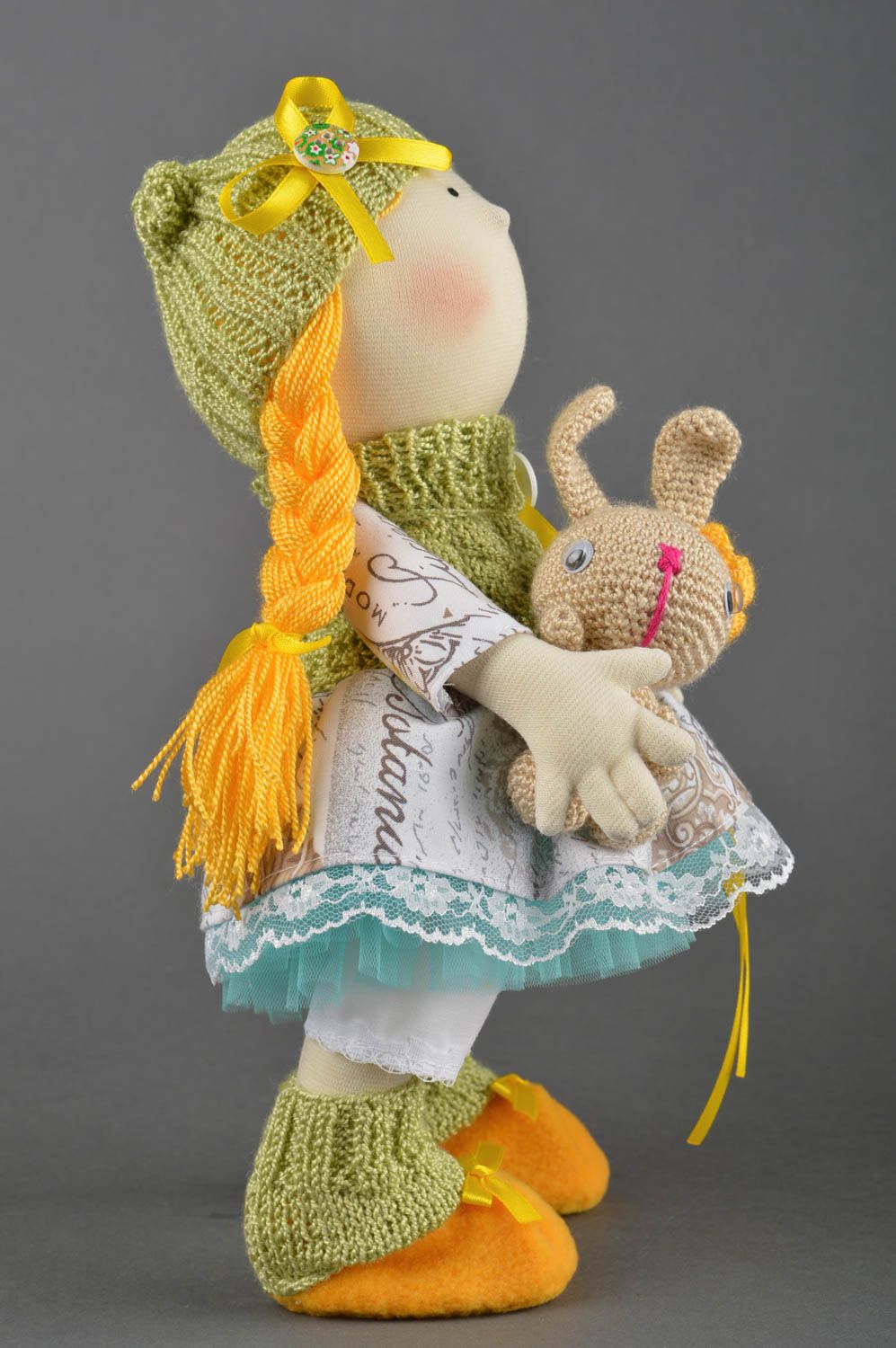 Кукла ручной работы кукла из ткани в зеленом тряпичная кукла с зайчиком фото 3