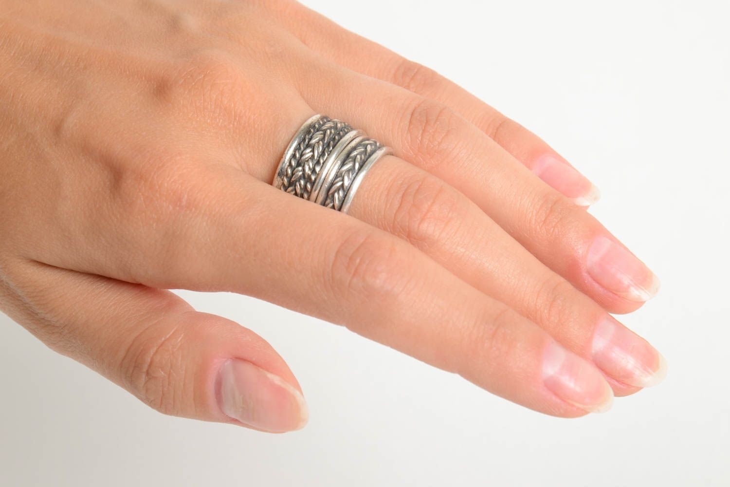 Кольцо из серебра на пальце
