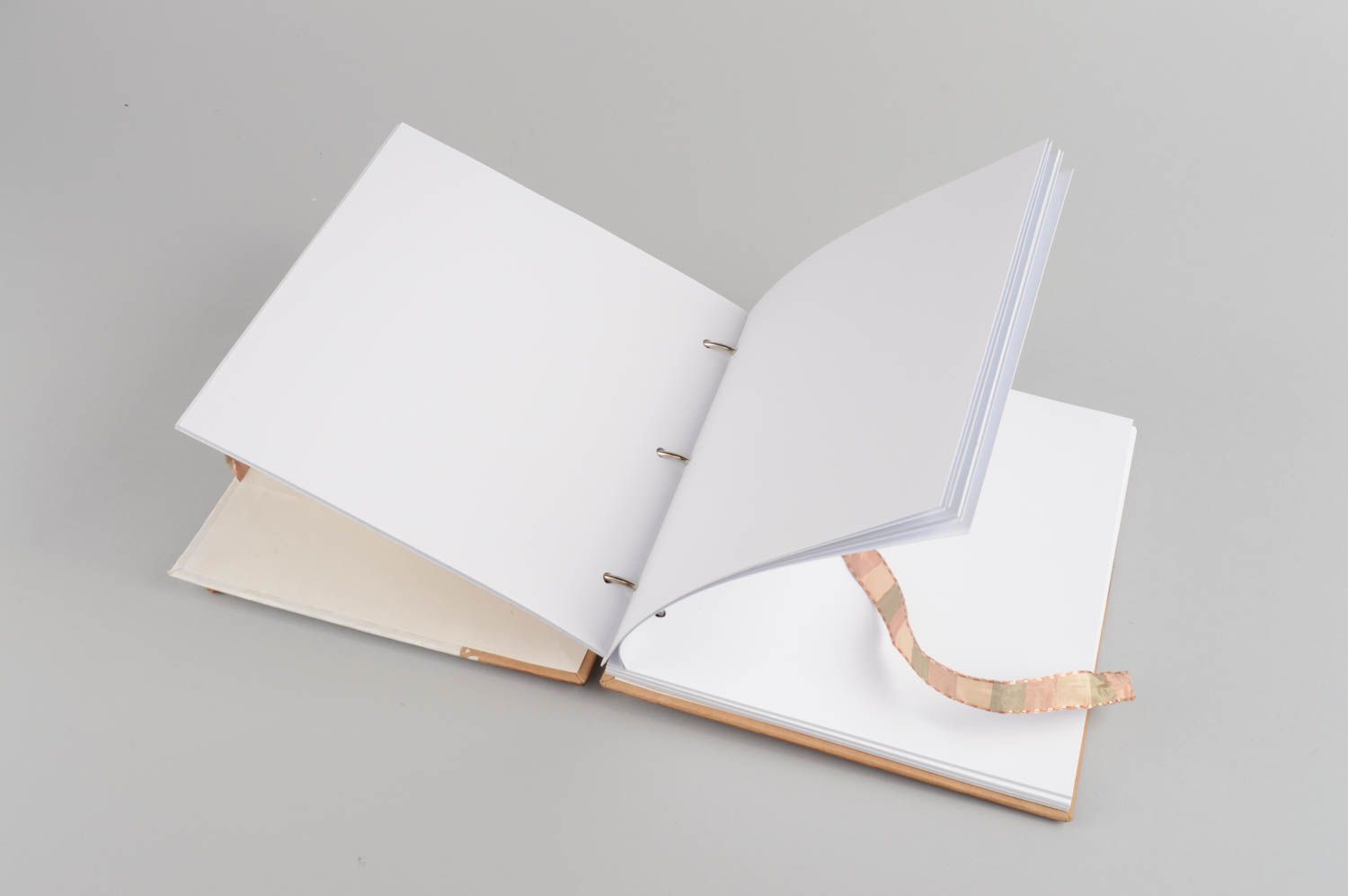 Дизайнерская книга пожеланий ручной работы из бумаги для скрапбукинга подарок фото 4