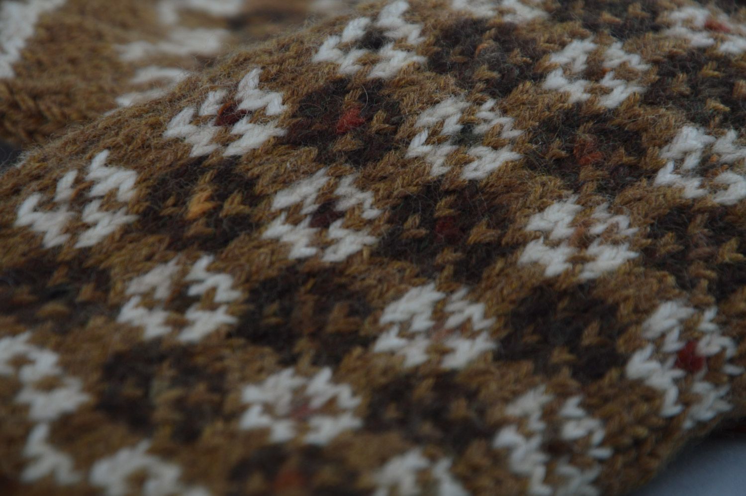 Manoplas tejidas a mano con agujas de lana con ornamento oscuras foto 2