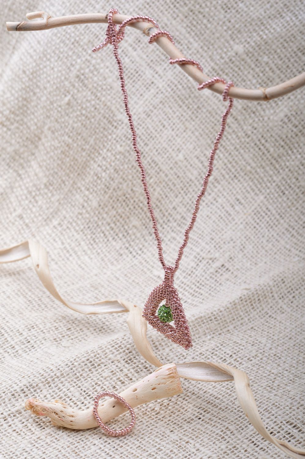 Набор украшений из бисера кольцо и подвеска в технике ндебеле розового цвета  фото 5