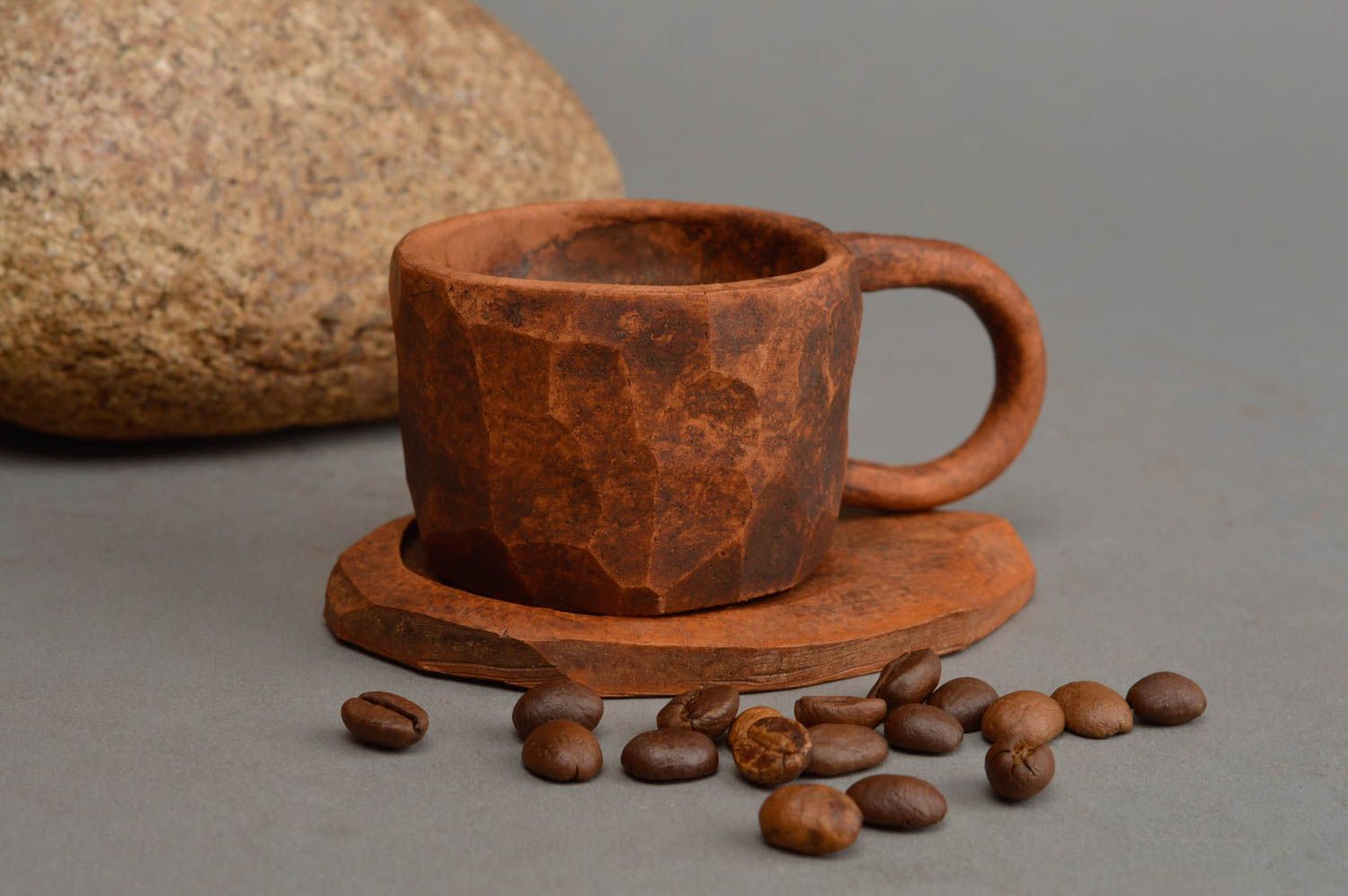 Оригинальная глиняная чашка с блюдцем ручной работы в технике лепки авторская  фото 1