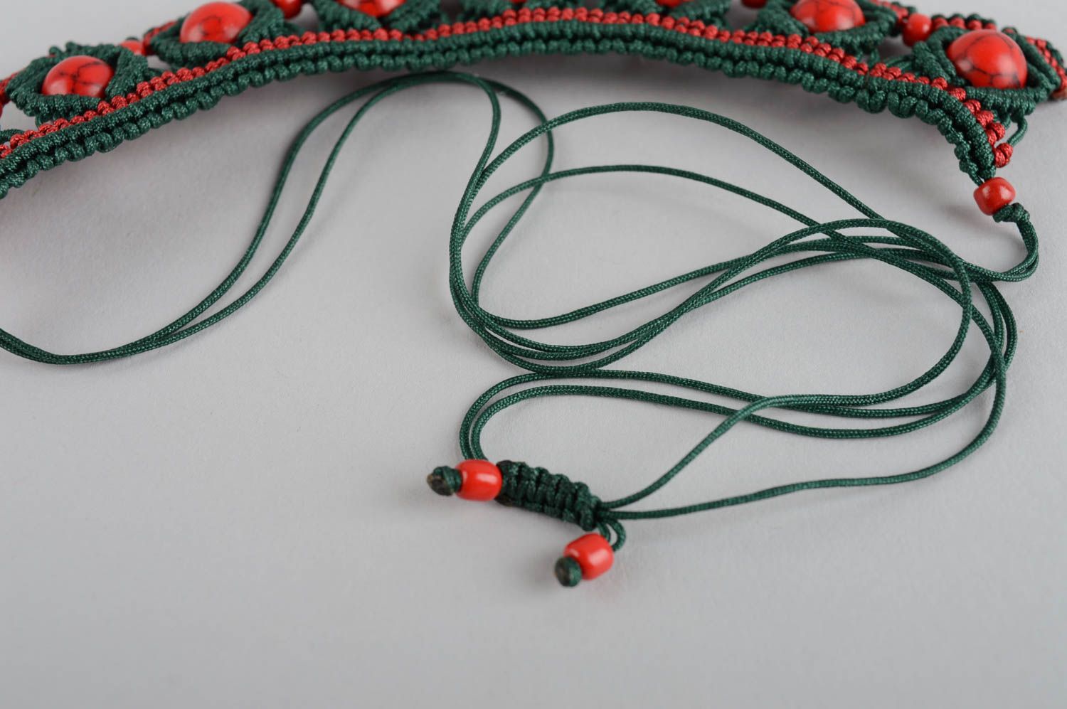 Ожерелье из ниток украшения ручной работы с камнями вязаные серьги с подвесками фото 5