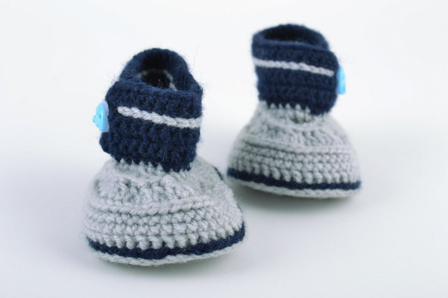 Petucos de bebé con forma de zapatitos artesanales de lana grises azules foto 5