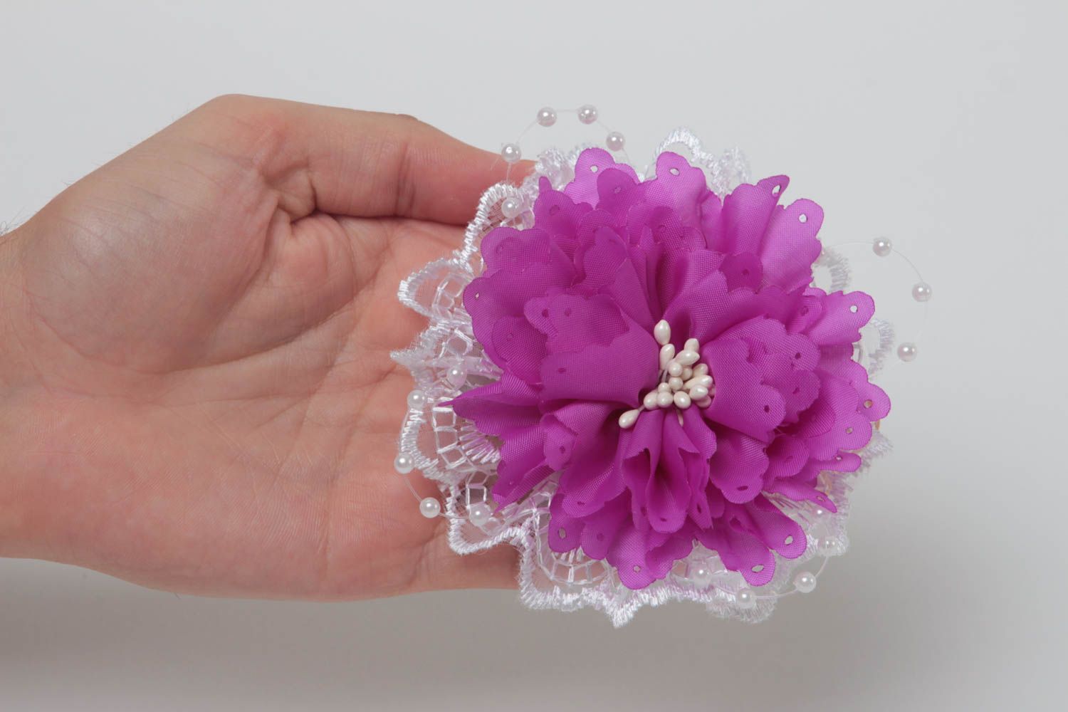 Сиреневая заколка для волос с цветком из ткани в технике гильоширования фото 5