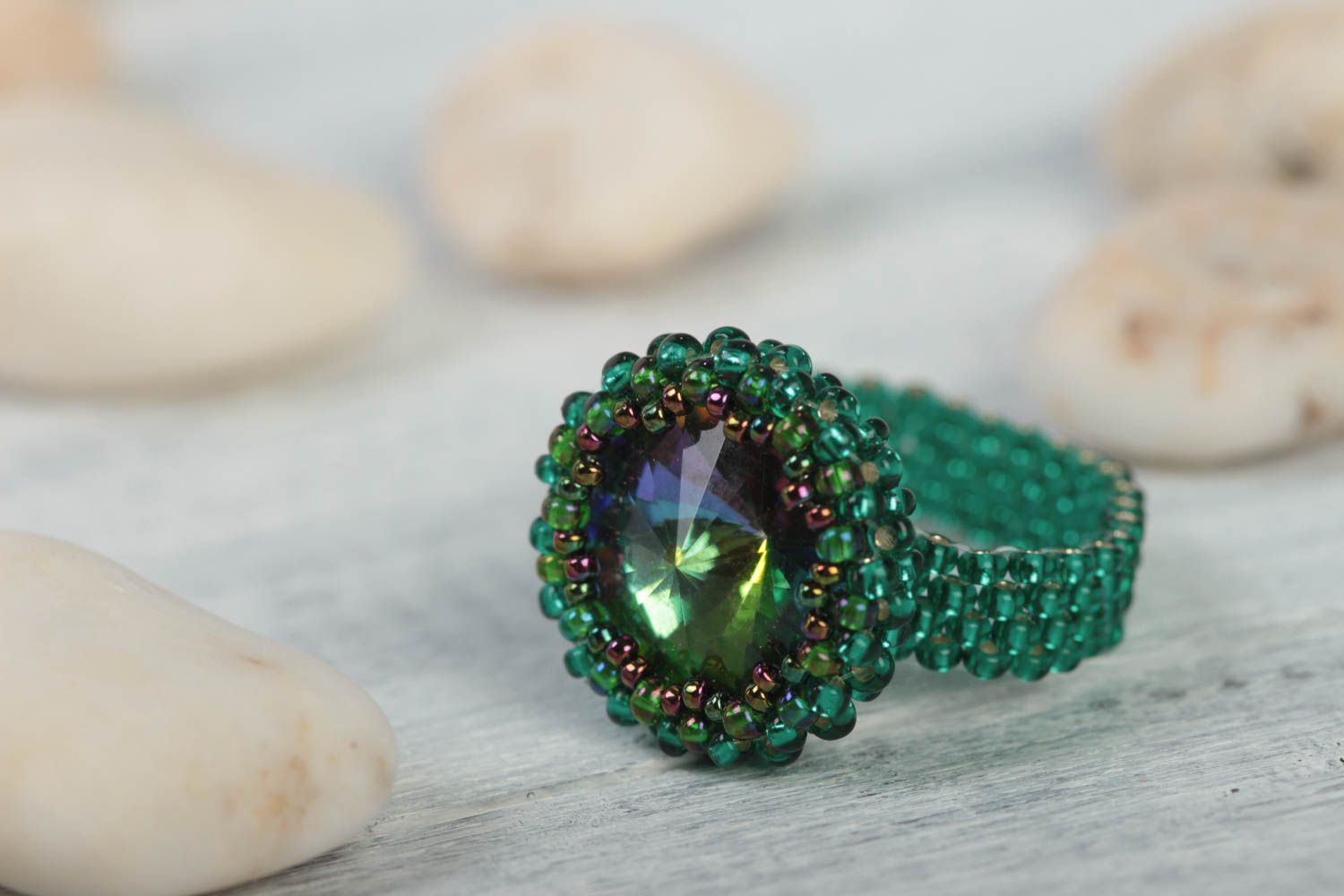 Bague originale vert émeraude faite main en perles de rocaille et cristal ronde photo 1