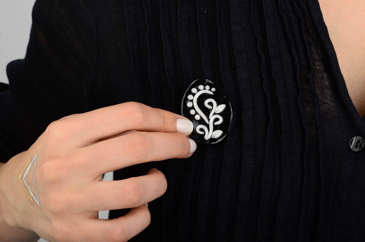 Broche noire motif blanc Bijou fait main argile polymère Cadeau pour femme photo 2