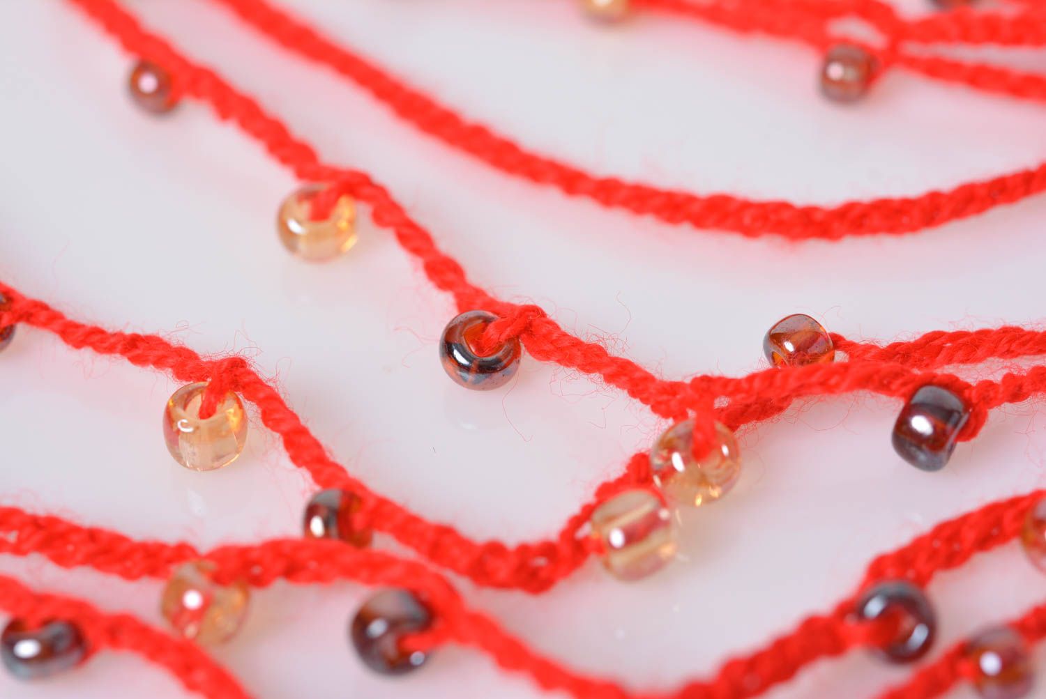 Collier tricoté fait main au crochet en acrylique et perles de rocaille rouges photo 2