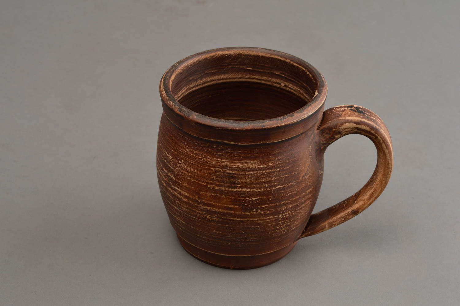 Глиняная чашка коричневая ручной работы объемом 400 мл с кантом снизу красивая фото 3