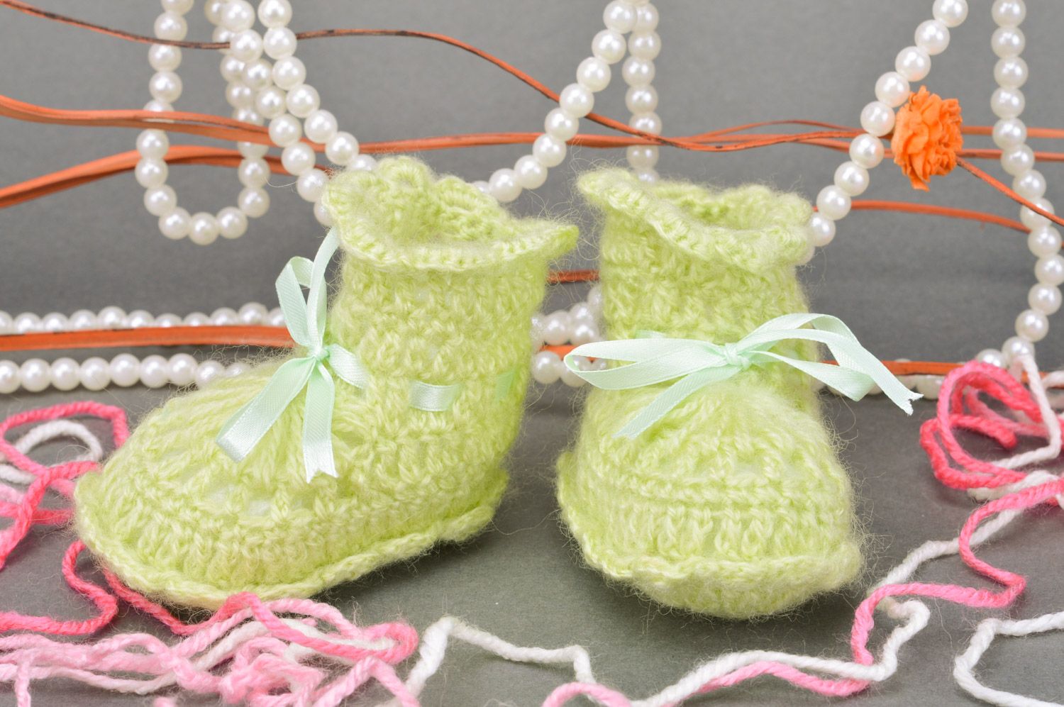 Gehäkelte handmade Babyschuhe mit Schuhbändern für Mädchen aus Acrylgarn hellgrün foto 1