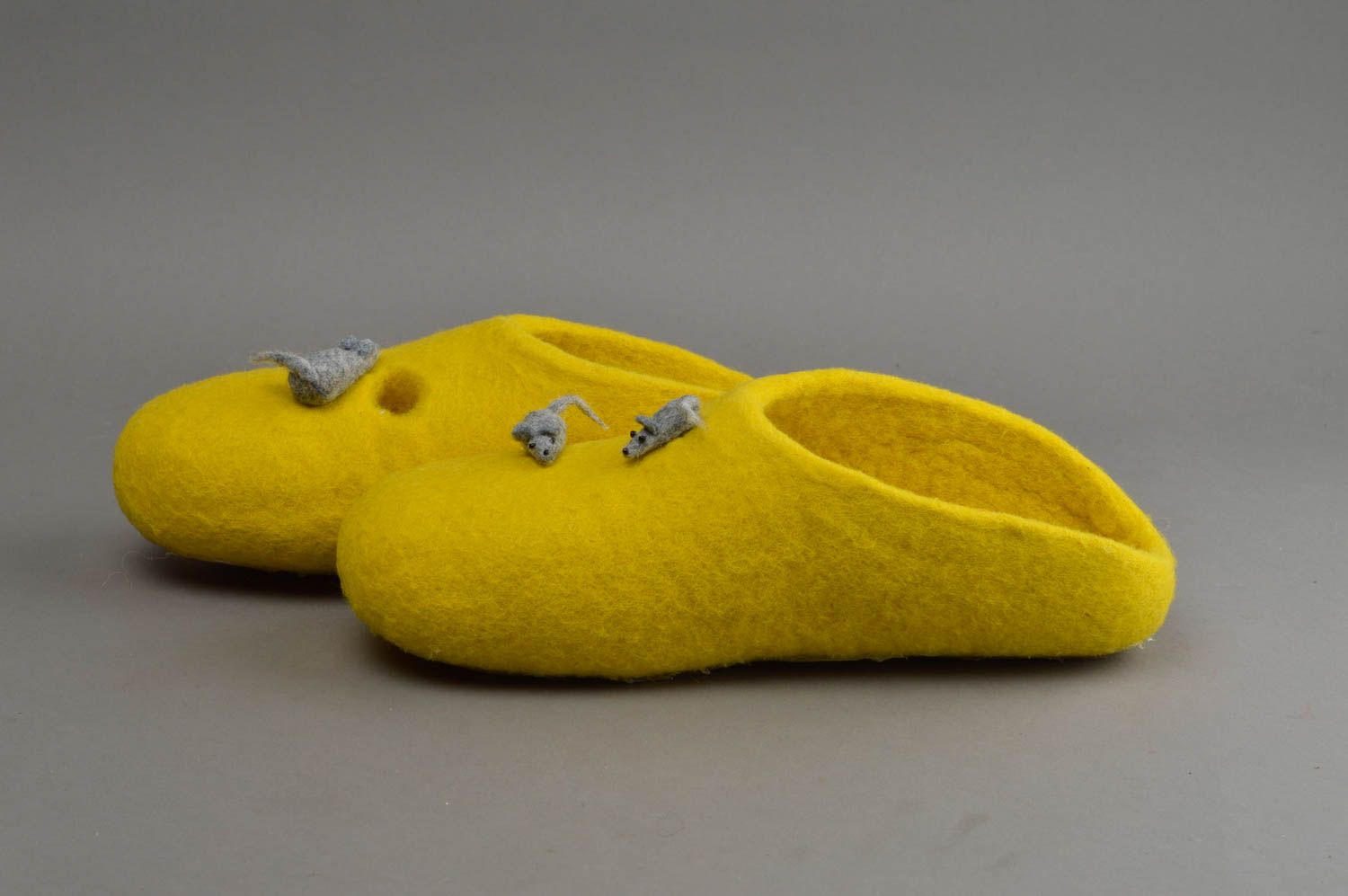 Originelle gefilzte gelbe Hausschuhe für Damen aus Naturwolle handmade Käse foto 2